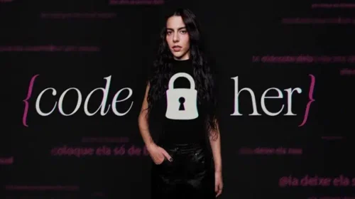 Imagem mostra Marina Sena ao fundo e o texto "Code Her" a frente.